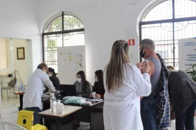 Vacinação dos professores começa pela educação infantil e ensino fundamental