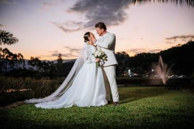 Um casamento de conto de fadas em meio à natureza