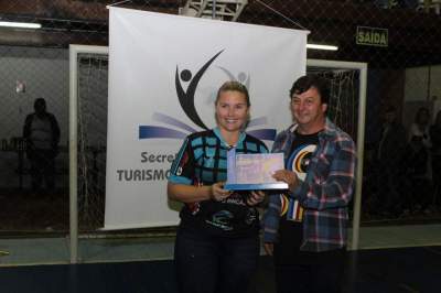 A premiação da atleta destaque do feminino para Fabrícia, do Galacticos