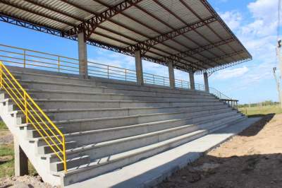 A nova arquibancada da pista de rodeios