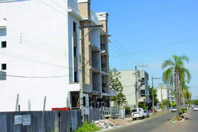 Paisagem da avenida Júlio de Castilhos mudou com a edificação de novos e modernos prédios