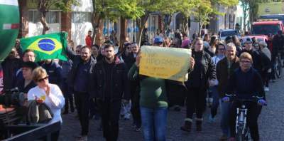 Manifestação que atravessou a cidade apoia a greve dos caminhoneiros