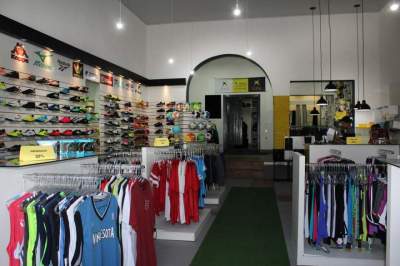Loja oferece uma diversificada linha de roupas esportivas, incluindo agasalhos, abrigos, camisetas e tênis de várias marcas e modelos