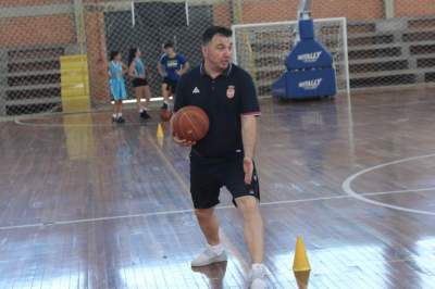 Zeljko Vasiljevic ensina movimentos durante o treinamento 