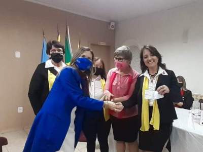 Liga Feminina de Combate ao Câncer recebeu o valor de R$ 1.000,00 das mãos da Governadora do Lions Distrito LD2 Claudia Mattos
