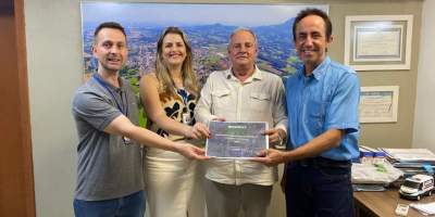 Prefeito recebe relatório de atividades do ano da Emater