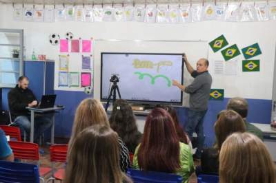 Telas interativas são realidade nas escolas de Cerro Branco