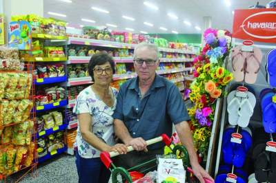 Clientes há mais de 40 anos, Elvis e Lorena Machado exaltam o bom atendimento do Supermercado Wollmann