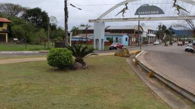 Equipe de Cidadania e Paisagismo embeleza trevo de acesso a Candelária