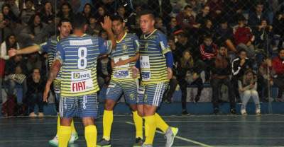 Jogadores do Marvados festejam o gol de Juninho, que abriu a reação da equipe