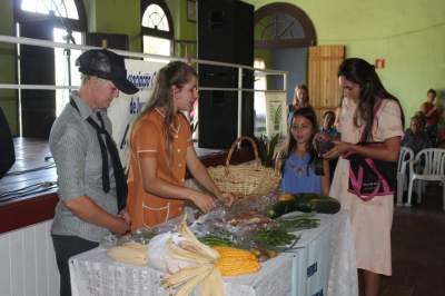 A apresentação da peça Feira Rural pelo grupo Unidos pela Ponte