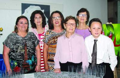 Brunilda Pereira e suas alunas