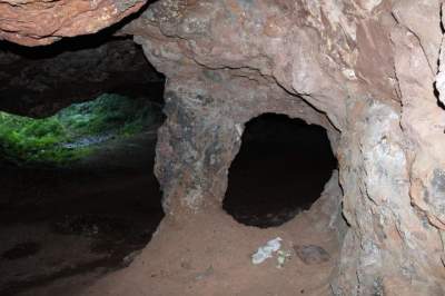 Uma coluna com arco: monumento natural dentro da casa de pedra