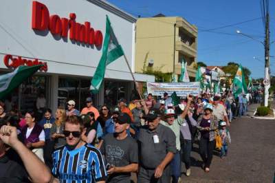 Protesto chega em frente à Prefeitura