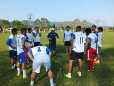 Técnico Gilmar Pavin (centro) volta a comandar o Olarias após 13 anos - Fotos: Tiago Garcia - Folha de Candelária