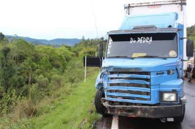 Motorista do caminhão não teve ferimentos 