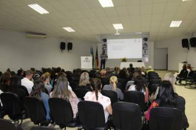  Um público atento acompanhou a palestra