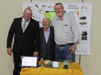 Seu Belarmino com Daniro Álvaro Goetze e Daniel Bernardy: encontro de conterrâneos de Arroio do Tigre