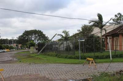 Poste caído na rua Intendente Albino Lenz