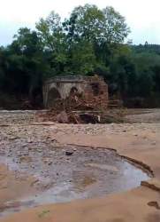 Ponte do Império foi parcialmente destruída pela enchente 