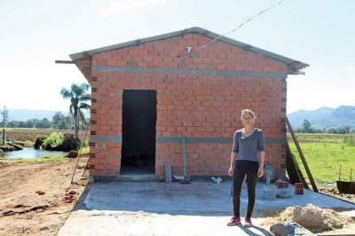 Após ver sua residência destruída, Márcia está construindo uma nova moradia no mesmo local
