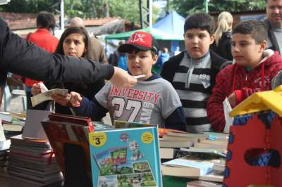 A principal matéria-prima da feira, os livros, despertaram o interesse do público, principalmente das crianças