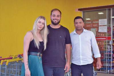 Empresário Gabriel Félix (centro), ao lado da noiva Luana Bredow e do gerente da unidade, Paulo Rogério Alves 