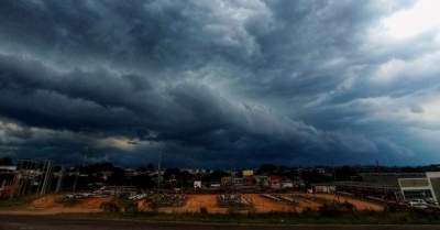 Temporais avançam a partir da fronteira com ventos de até 100 km/h