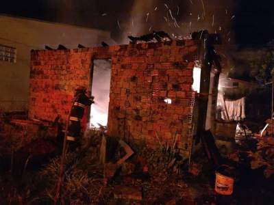 Casa é consumida por incêndio no Centro