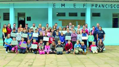 Escola Francisco Hübner Filho recebe 20 notebooks