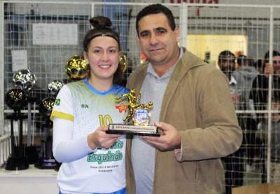 Thaline foi a goleadora no feminino. Troféu foi recebido por companheira de equipe