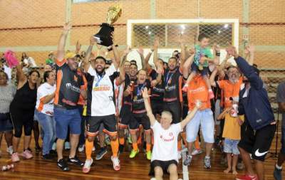 Atletas e torcedores comemoram o título com a taça de campeão