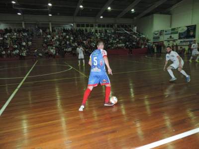 Piolho (camisa 5) marcou o segundo gol do Atlético no tempo normal