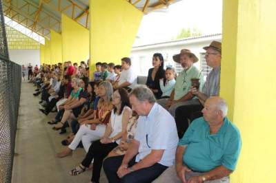 Numa das arquibancadas, outras lideranças e representantes da comunidade escolar