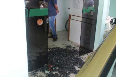 Porta de vidro foi destruída pelos disparos contra a vítima