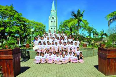 Integrantes da Escola de Ballet Vera Becker