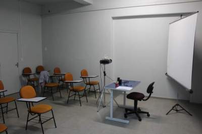 Salas de aula contam com equipamentos para exposição do conteúdo