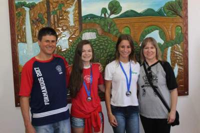 Louise Stefanello, do Colégio Ulbra Concórdia e Ana Eduarda Garske, do Lepage - Destaques Juvenil feminino