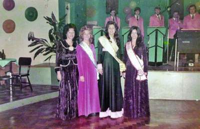 Asta Prass com a Rainha Rejane Jensen e as Princesas Nelita Koepp e Roseli Gewehr