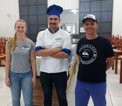 Pinguinho e Tatiana com o pizzaiolo Peterson Secco: capacitação com quem entende do assunto
