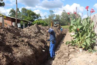 Sistema de esgoto está em obras na  Rua João Laurentino, no Bairro Marilene