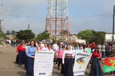 Desfile Cívico Farroupilha reúne centenas de pessoas em Novo Cabrais