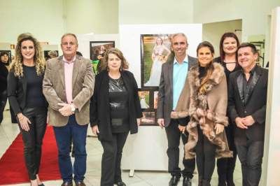 A equipe da Bella Produções com o prefeito Paulo Butzge, vice Nestor Ellwanger e primeira-dama Gabriela