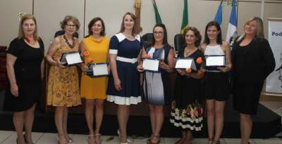 As diretoras homenageadas com as vereadoras Cristina, Jaira Diehl e Lurdes Ellwanger