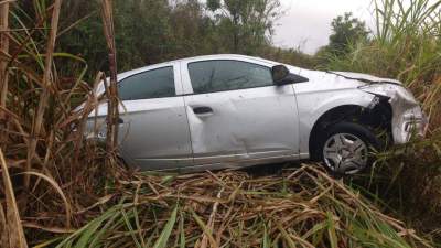 Onix sofreu avarias após saída de pista - Fotos: Arzélio Strassburger - Bombeiros Voluntários