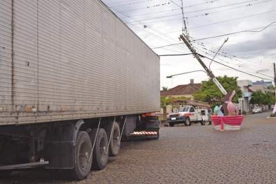 Carreta encosta em rede elétrica e deixa parte da cidade sem energia 