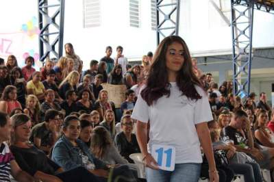 O desfile da candidata a rainha Karollina, nº 11