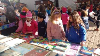 Livros atraem a curiosidade dos pequenos