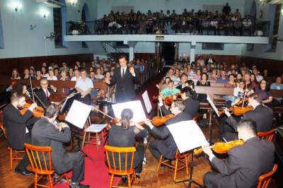 Público aplaude de pé o concerto da Orquestra de Câmara da Unisc