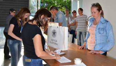 A primeira seção chegou ao cartório eleitoral às 17h16 e a última às 18h25